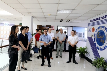 2020年7月14日，時任浙江省總工會黨組成員、副主席張衛(wèi)華一行蒞臨景興紙業(yè)調(diào)研推進新時代產(chǎn)業(yè)工人隊伍建設改革工作